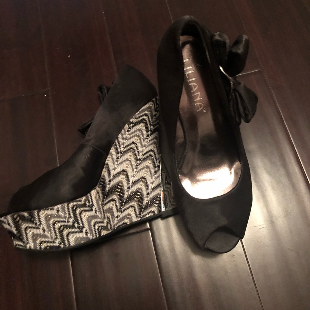 Black wedge shoes